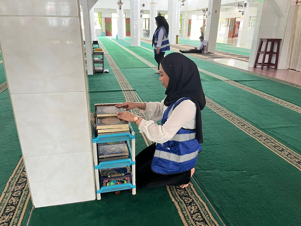 Bapas Tanjungpandan Gelar Aksi Sosial, Klien Pemasyarakatan Bersihkan Masjid Agung Al Mabrur